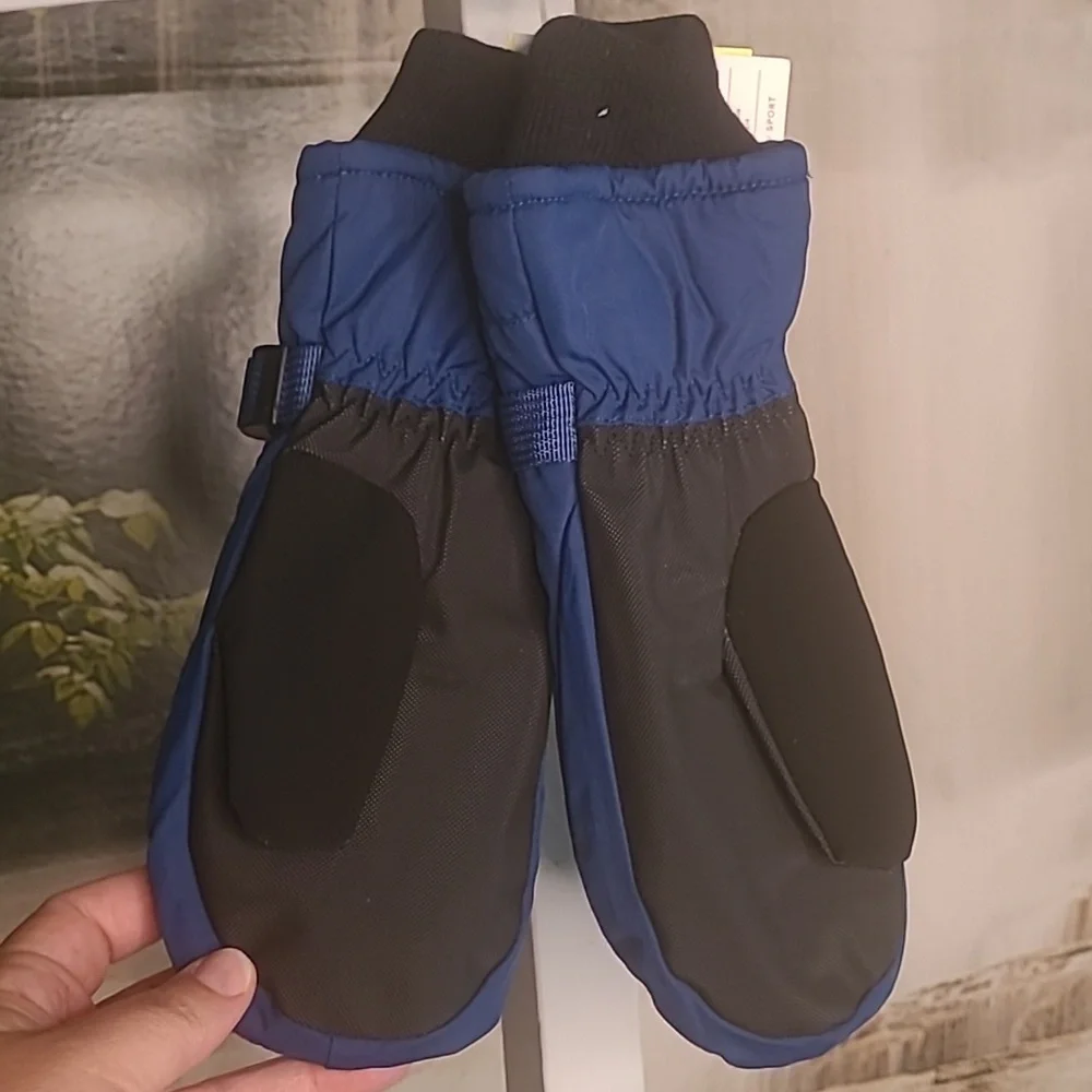 New with tag! All in Motion Kids royal blue black snow sport winter mittens 8-14